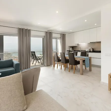 Oceanview Dreamer's Delight Apartment Nazaré